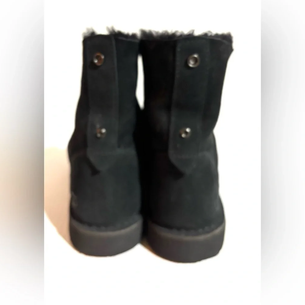 UGG size 9 Quincy Women's Black suede Winter ankle Boots